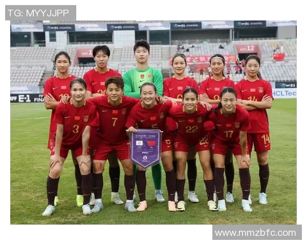 足球明星与中国女友甜蜜合影曝光引发网友热议与羡慕